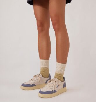 calcetines unisex tie dye con logo bordado 2 3 330x350 - CESTA MEDALISTA LOW EN DAIM ET CUIR BLANC ET CLAUDIA