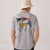 CAMISETA UNISEX CON ESTAMPADO DE BANDERAS EN LA ESPALDA