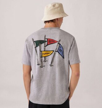 CAMISETA UNISEX CON ESTAMPADO DE BANDERAS EN LA ESPALDA