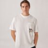 CAMISETA UNISEX CON ESTAMPADO DE BOLSILLO Y BANDERAS