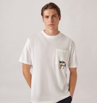 CAMISETA UNISEX CON ESTAMPADO DE BOLSILLO Y BANDERAS