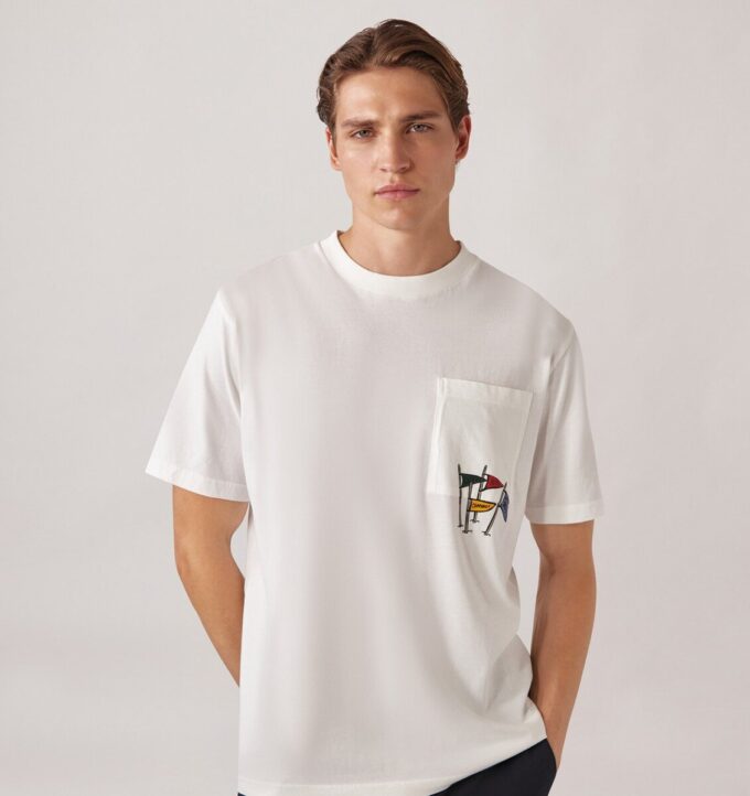 CAMISETA UNISEX CON ESTAMPADO DE BOLSILLO Y BANDERAS