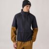 CHAQUETA UNISEX DE NYLON TÉCNICO PARA LA LLUVIA CHAQUETA UNISEX DE NYLON TÉCNICO PARA LA LLUVIA