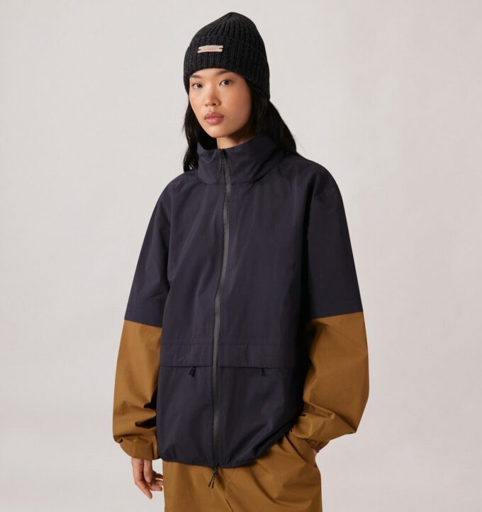 CHAQUETA UNISEX DE NYLON TÉCNICO PARA LA LLUVIA CHAQUETA UNISEX DE NYLON TÉCNICO PARA LA LLUVIA