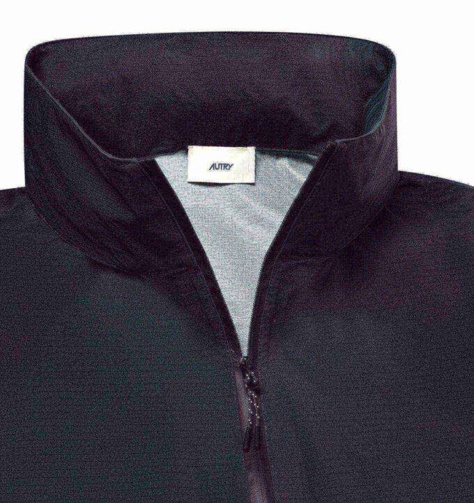 CHAQUETA UNISEX DE NYLON TÉCNICO PARA LA LLUVIA CHAQUETA UNISEX DE NYLON TÉCNICO PARA LA LLUVIA