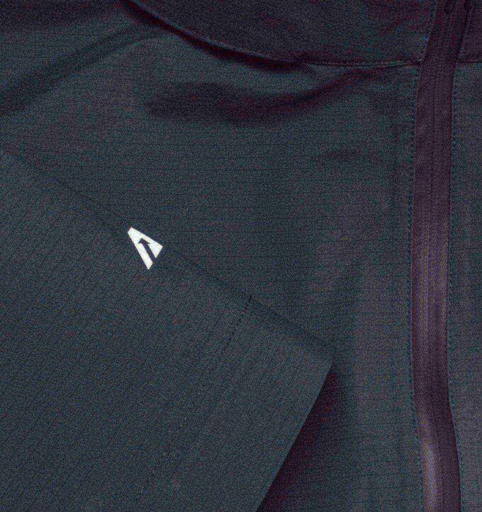 CHAQUETA UNISEX DE NYLON TÉCNICO PARA LA LLUVIA CHAQUETA UNISEX DE NYLON TÉCNICO PARA LA LLUVIA