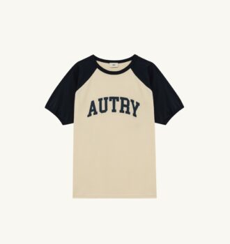 El hombre de la camiseta universitaria