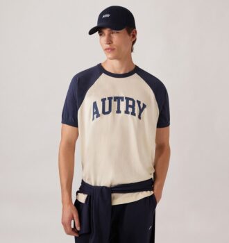 El hombre de la camiseta universitaria