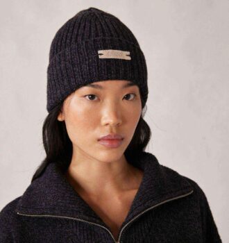 GORRO UNISEX CON PARCHE DE LOGO
