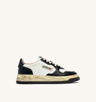 MEDALIST LOW SUPER VINTAGE ‘Autry x Maison MIHARA YASUHIRO General Scale’. ZAPATILLAS DE PIEL BLANCA Y NEGRA.