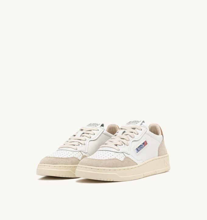 MEDALLISTA DE BASKETS LOW EN DAIM ET CUIR BLANC ET BROWN SUGAR MEDALLISTA DE BASKETS LOW EN DAIM ET CUIR BLANC ET BROWN SUGAR
