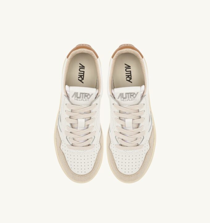 MEDALLISTA DE BASKETS LOW EN DAIM ET CUIR BLANC ET BROWN SUGAR MEDALLISTA DE BASKETS LOW EN DAIM ET CUIR BLANC ET BROWN SUGAR