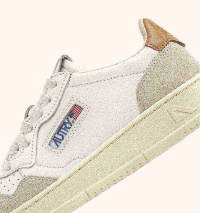 MEDALLISTA DE BASKETS LOW EN DAIM ET CUIR BLANC ET BROWN SUGAR MEDALLISTA DE BASKETS LOW EN DAIM ET CUIR BLANC ET BROWN SUGAR