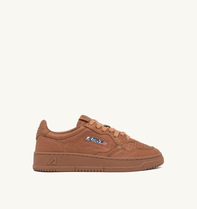 MEDALLISTA DE BASKETS LOW EN NAPPA SAND STORM MEDALLISTA DE BASKETS LOW EN NAPPA SAND STORM