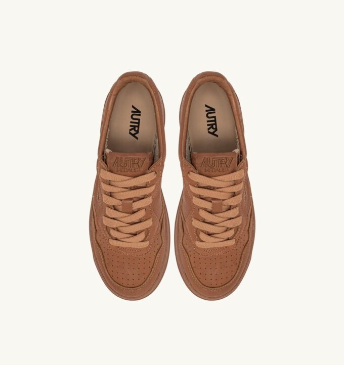 MEDALLISTA DE BASKETS LOW EN NAPPA SAND STORM MEDALLISTA DE BASKETS LOW EN NAPPA SAND STORM