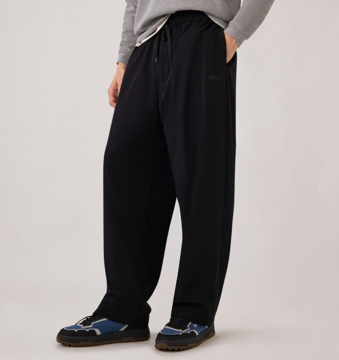 PANTALONES DE NYLON CON LOGO TONAL UNISEX PANTALONES DE NYLON CON LOGO TONAL UNISEX