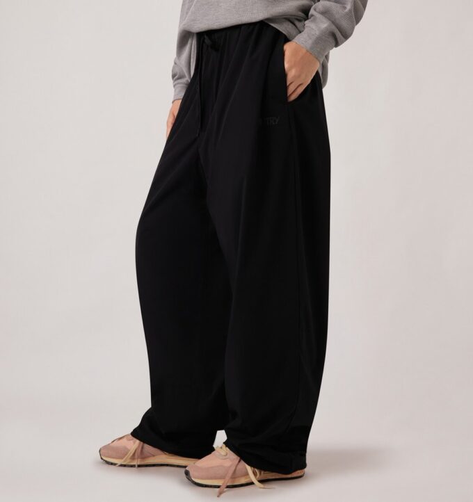 PANTALONES DE NYLON CON LOGO TONAL UNISEX PANTALONES DE NYLON CON LOGO TONAL UNISEX