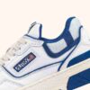 ZAPATILLAS BAJAS CLC DE PIEL BLANCA Y ANTE AZUL PRINCESA