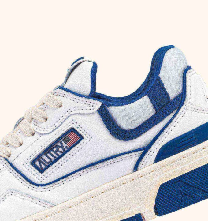ZAPATILLAS BAJAS CLC DE PIEL BLANCA Y ANTE AZUL PRINCESA
