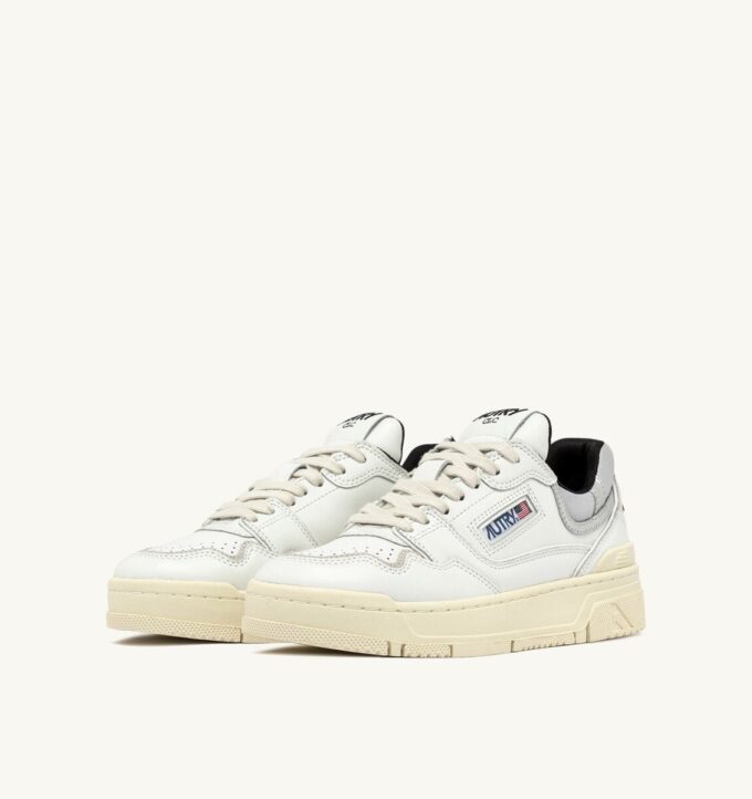 ZAPATILLAS BAJAS CLC DE PIEL BLANCA Y ANTE PLATEADO ZAPATILLAS BAJAS CLC DE PIEL BLANCA Y ANTE PLATEADO