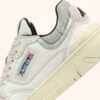 ZAPATILLAS BAJAS CLC DE PIEL BLANCA Y ANTE PLATEADO ZAPATILLAS BAJAS CLC DE PIEL BLANCA Y ANTE PLATEADO