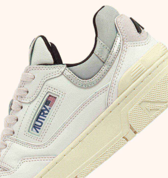 ZAPATILLAS BAJAS CLC DE PIEL BLANCA Y ANTE PLATEADO ZAPATILLAS BAJAS CLC DE PIEL BLANCA Y ANTE PLATEADO