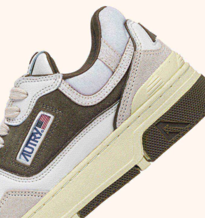 ZAPATILLAS BAJAS CLC EN PIEL Y ANTE BLANCO Y VERDE CAZADOR
