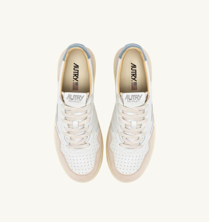 ZAPATILLAS BAJAS MEDALIST DE PIEL ANTE BLANCA Y AZUL PLATEADO ZAPATILLAS BAJAS MEDALIST DE PIEL ANTE BLANCA Y AZUL PLATEADO