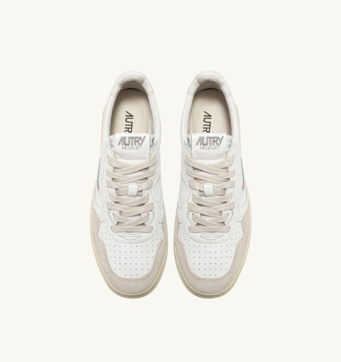 ZAPATILLAS BAJAS MEDALIST DE PIEL BLANCA Y ANTE BEIGE ZAPATILLAS BAJAS MEDALIST DE PIEL BLANCA Y ANTE BEIGE