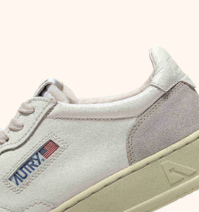 ZAPATILLAS BAJAS MEDALIST DE PIEL BLANCA Y ANTE BEIGE ZAPATILLAS BAJAS MEDALIST DE PIEL BLANCA Y ANTE BEIGE