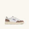ZAPATILLAS BAJAS MEDALIST DE PIEL BLANCA Y ANTE TABACO ZAPATILLAS BAJAS MEDALIST DE PIEL BLANCA Y ANTE TABACO