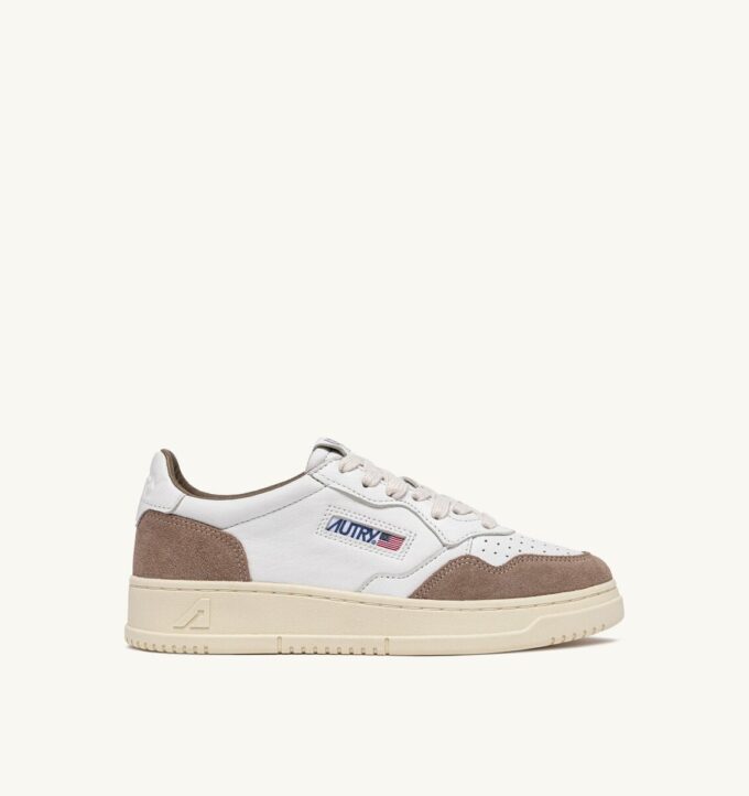 ZAPATILLAS BAJAS MEDALIST DE PIEL BLANCA Y ANTE TABACO ZAPATILLAS BAJAS MEDALIST DE PIEL BLANCA Y ANTE TABACO