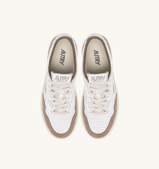 ZAPATILLAS BAJAS MEDALIST DE PIEL BLANCA Y ANTE TABACO ZAPATILLAS BAJAS MEDALIST DE PIEL BLANCA Y ANTE TABACO
