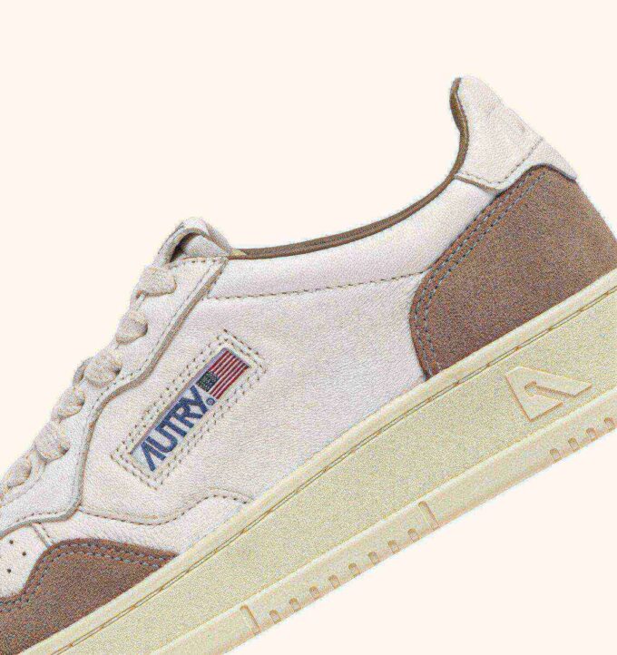 ZAPATILLAS BAJAS MEDALIST DE PIEL BLANCA Y ANTE TABACO ZAPATILLAS BAJAS MEDALIST DE PIEL BLANCA Y ANTE TABACO
