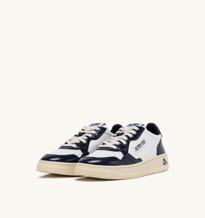 ZAPATILLAS BAJAS MEDALIST DE PIEL BLANCA Y AZUL NOCHE ZAPATILLAS BAJAS MEDALIST DE PIEL BLANCA Y AZUL NOCHE
