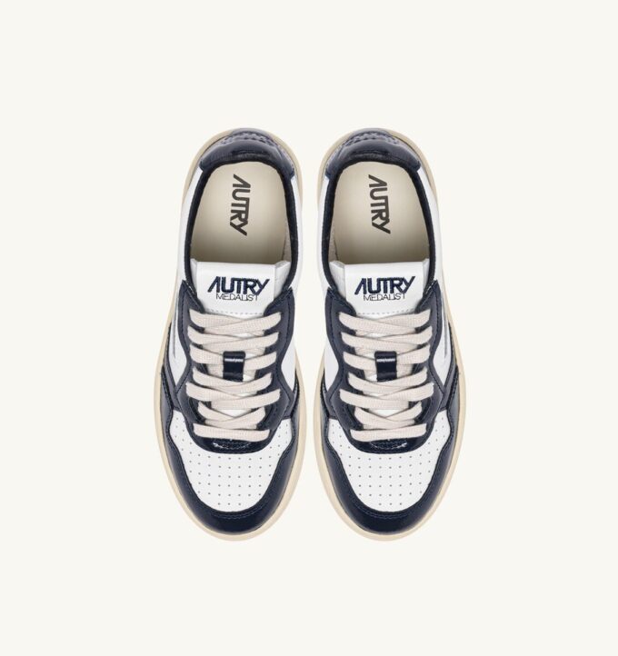 ZAPATILLAS BAJAS MEDALIST DE PIEL BLANCA Y AZUL NOCHE ZAPATILLAS BAJAS MEDALIST DE PIEL BLANCA Y AZUL NOCHE