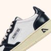 ZAPATILLAS BAJAS MEDALIST DE PIEL BLANCA Y AZUL NOCHE ZAPATILLAS BAJAS MEDALIST DE PIEL BLANCA Y AZUL NOCHE