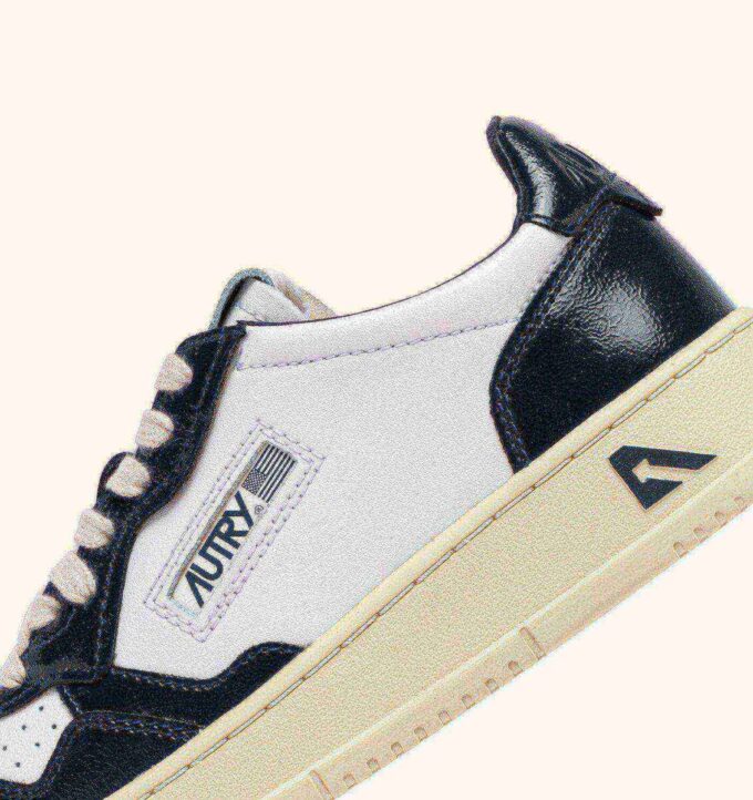 ZAPATILLAS BAJAS MEDALIST DE PIEL BLANCA Y AZUL NOCHE ZAPATILLAS BAJAS MEDALIST DE PIEL BLANCA Y AZUL NOCHE