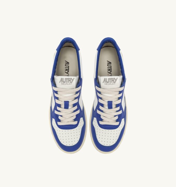 ZAPATILLAS BAJAS MEDALIST DE PIEL BLANCA Y AZUL PALACIO CON LETRAS ZAPATILLAS BAJAS MEDALIST DE PIEL BLANCA Y AZUL PALACIO CON LETRAS