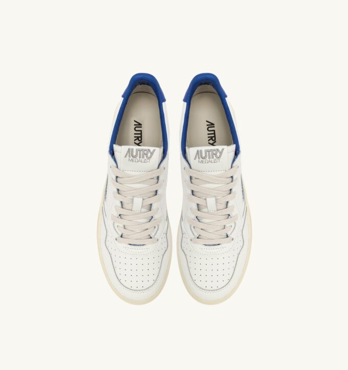 ZAPATILLAS BAJAS MEDALIST DE PIEL BLANCA Y AZUL PALACIO CON LETRAS ZAPATILLAS BAJAS MEDALIST DE PIEL BLANCA Y AZUL PALACIO CON LETRAS