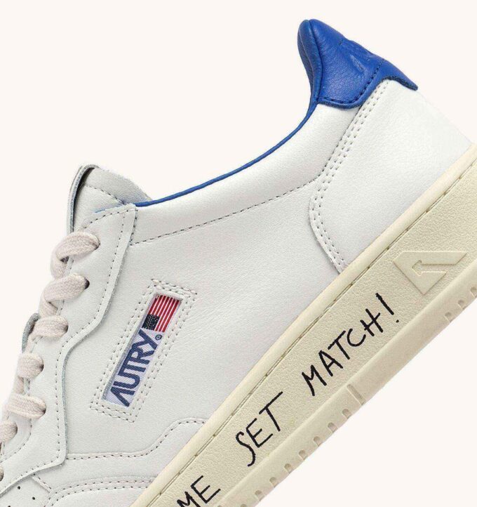 ZAPATILLAS BAJAS MEDALIST DE PIEL BLANCA Y AZUL PALACIO CON LETRAS ZAPATILLAS BAJAS MEDALIST DE PIEL BLANCA Y AZUL PALACIO CON LETRAS