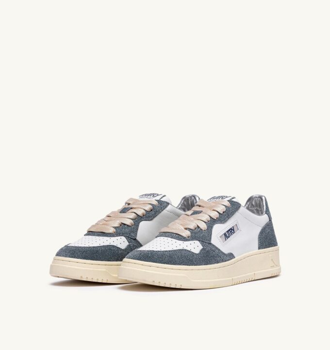 ZAPATILLAS BAJAS MEDALIST DE PIEL BLANCA Y BRILLO CENIZA