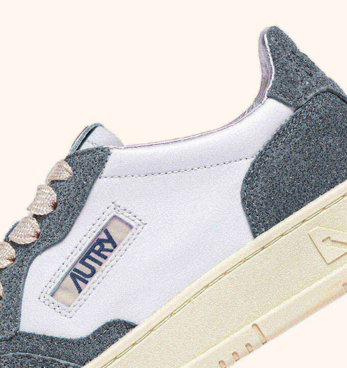 ZAPATILLAS BAJAS MEDALIST DE PIEL BLANCA Y BRILLO CENIZA