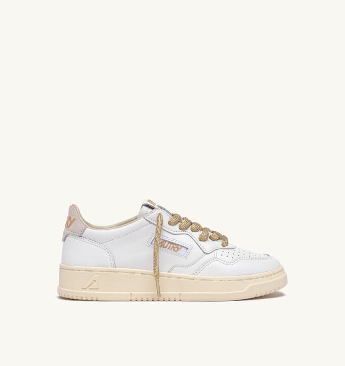 ZAPATILLAS BAJAS MEDALIST DE PIEL BLANCA Y DETALLES EN LUREX DORADO ZAPATILLAS BAJAS MEDALIST DE PIEL BLANCA Y DETALLES EN LUREX DORADO
