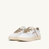ZAPATILLAS BAJAS MEDALIST DE PIEL BLANCA Y DETALLES EN LUREX DORADO ZAPATILLAS BAJAS MEDALIST DE PIEL BLANCA Y DETALLES EN LUREX DORADO