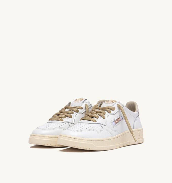 ZAPATILLAS BAJAS MEDALIST DE PIEL BLANCA Y DETALLES EN LUREX DORADO ZAPATILLAS BAJAS MEDALIST DE PIEL BLANCA Y DETALLES EN LUREX DORADO