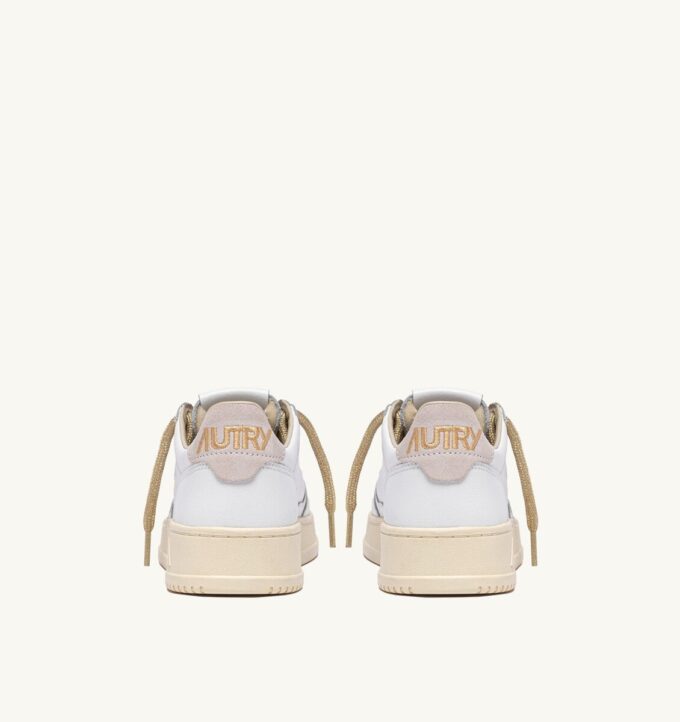 ZAPATILLAS BAJAS MEDALIST DE PIEL BLANCA Y DETALLES EN LUREX DORADO ZAPATILLAS BAJAS MEDALIST DE PIEL BLANCA Y DETALLES EN LUREX DORADO