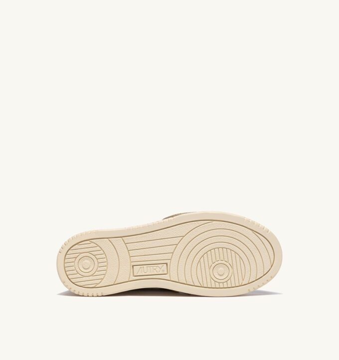 ZAPATILLAS BAJAS MEDALIST DE PIEL BLANCA Y DETALLES EN LUREX DORADO ZAPATILLAS BAJAS MEDALIST DE PIEL BLANCA Y DETALLES EN LUREX DORADO