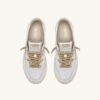 ZAPATILLAS BAJAS MEDALIST DE PIEL BLANCA Y DETALLES EN LUREX DORADO ZAPATILLAS BAJAS MEDALIST DE PIEL BLANCA Y DETALLES EN LUREX DORADO
