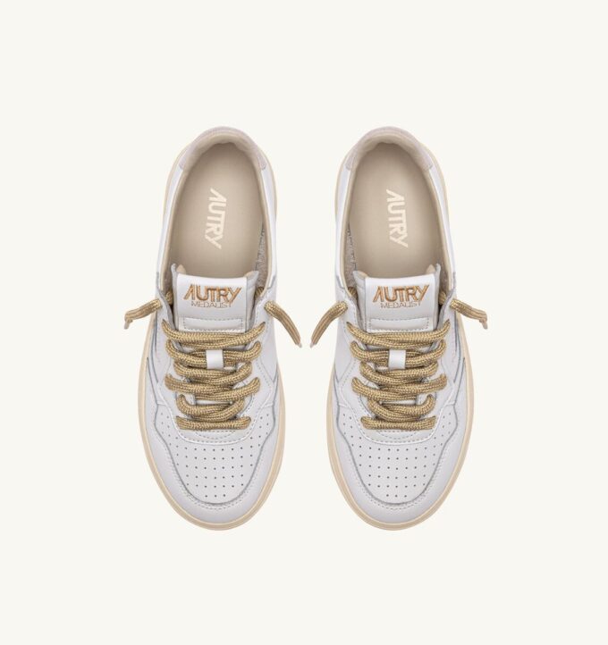 ZAPATILLAS BAJAS MEDALIST DE PIEL BLANCA Y DETALLES EN LUREX DORADO ZAPATILLAS BAJAS MEDALIST DE PIEL BLANCA Y DETALLES EN LUREX DORADO